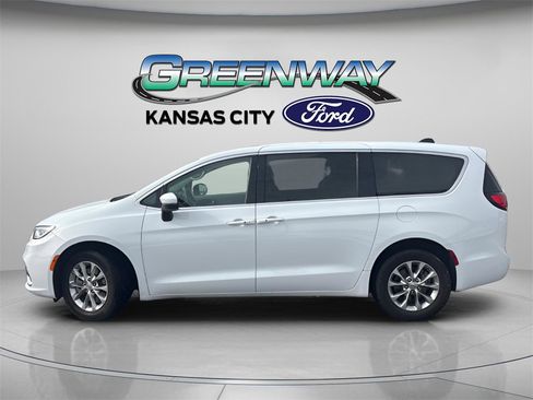 Used 2023 Chrysler Pacifica Touring-L image 4