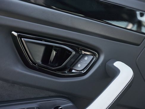 Used 2025 Lamborghini Urus SE image 32