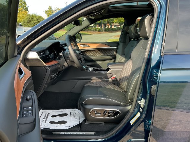 New 2027 Jeep Grand Cherokee Summit w/ MOPAR Finishing Package AWD/4WD image 13