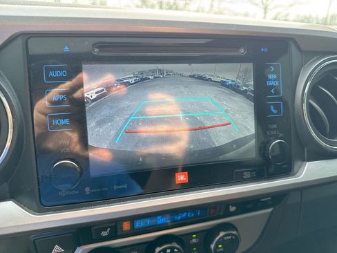 Used 2016 Toyota Tacoma Limited w/ Towing Package image 16