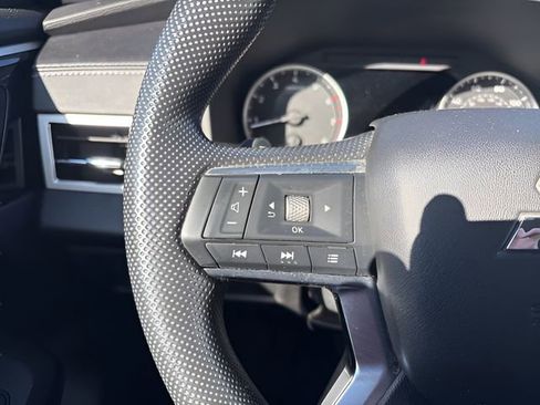 Used 2022 Mitsubishi Outlander ES image 16