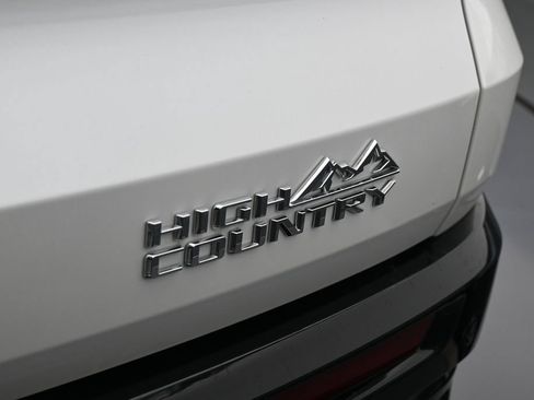 Used 2025 Chevrolet Traverse High Country FWD image 41