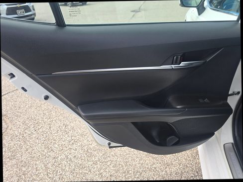 Used 2024 Toyota Camry SE image 11