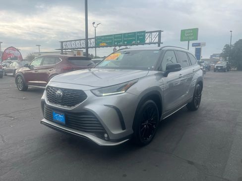 Used 2024 Toyota Highlander XSE image 3
