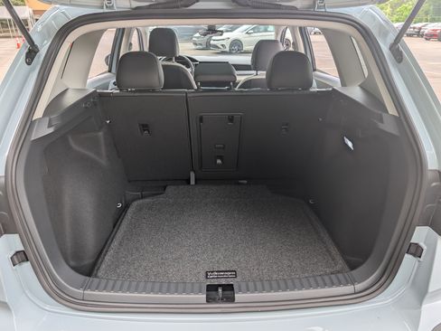 Used 2025 Volkswagen Taos SE w/ Panoramic Sunroof Package FWD image 19