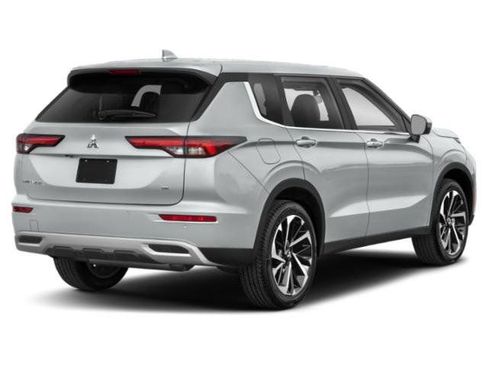 Used 2022 Mitsubishi Outlander SE FWD image 2
