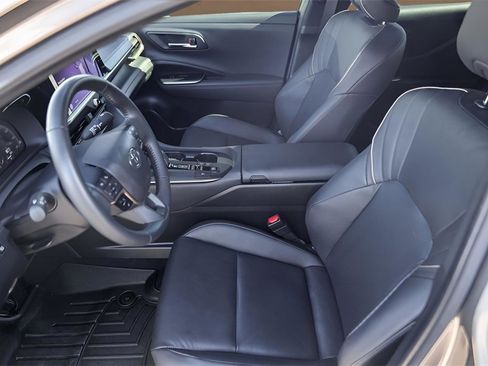 Used 2023 Toyota Crown Limited image 9