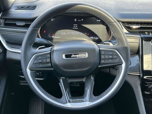 Used 2023 Jeep Grand Cherokee L Laredo image 13