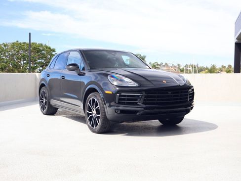 Certified 2023 Porsche Cayenne Platinum Edition image 7