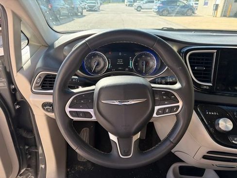 Used 2022 Chrysler Pacifica Touring-L FWD image 21