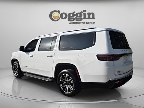 Used 2024 Jeep Wagoneer L Series II RWD image 3