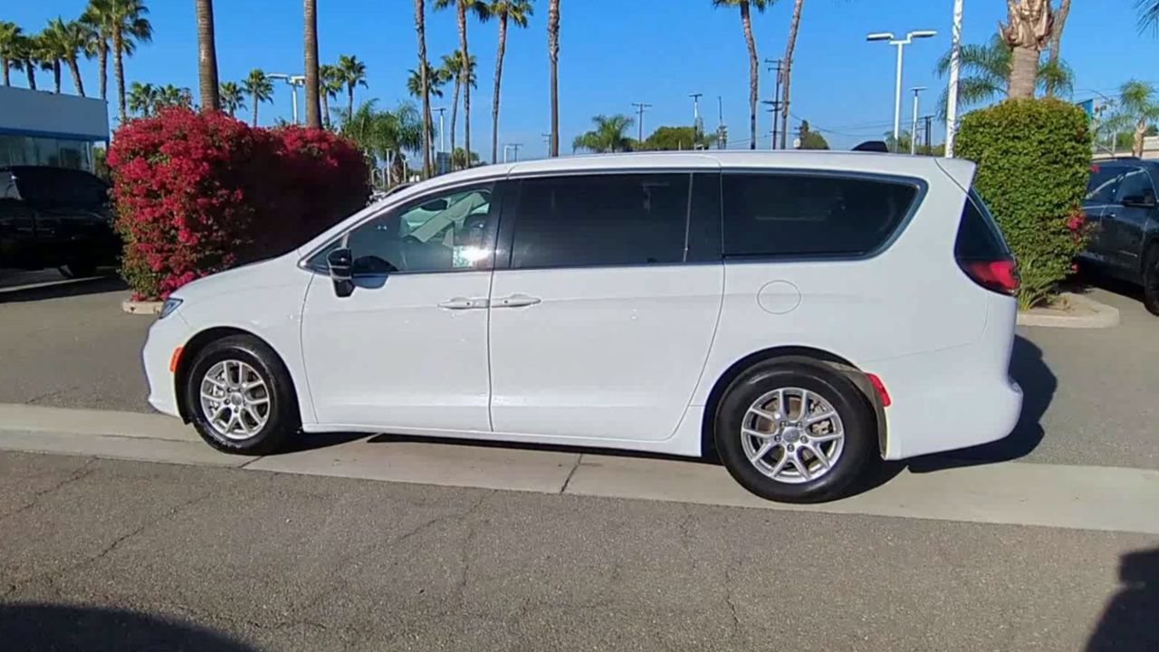 Used 2024 Chrysler Pacifica Touring-L FWD image 5