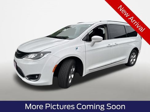 Used 2018 Chrysler Pacifica Touring-L FWD image 1