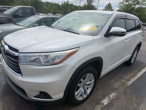 Used 2016 Toyota Highlander LE FWD image 2