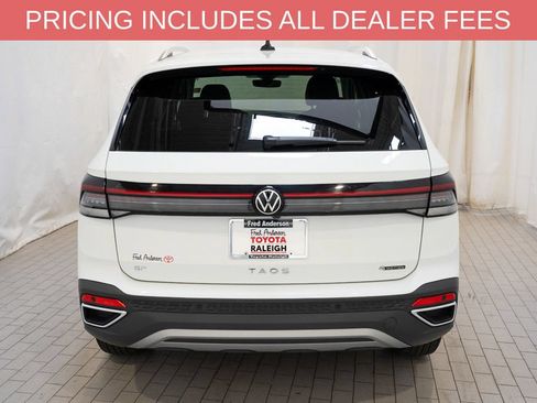 Used 2025 Volkswagen Taos SE AWD/4WD image 4