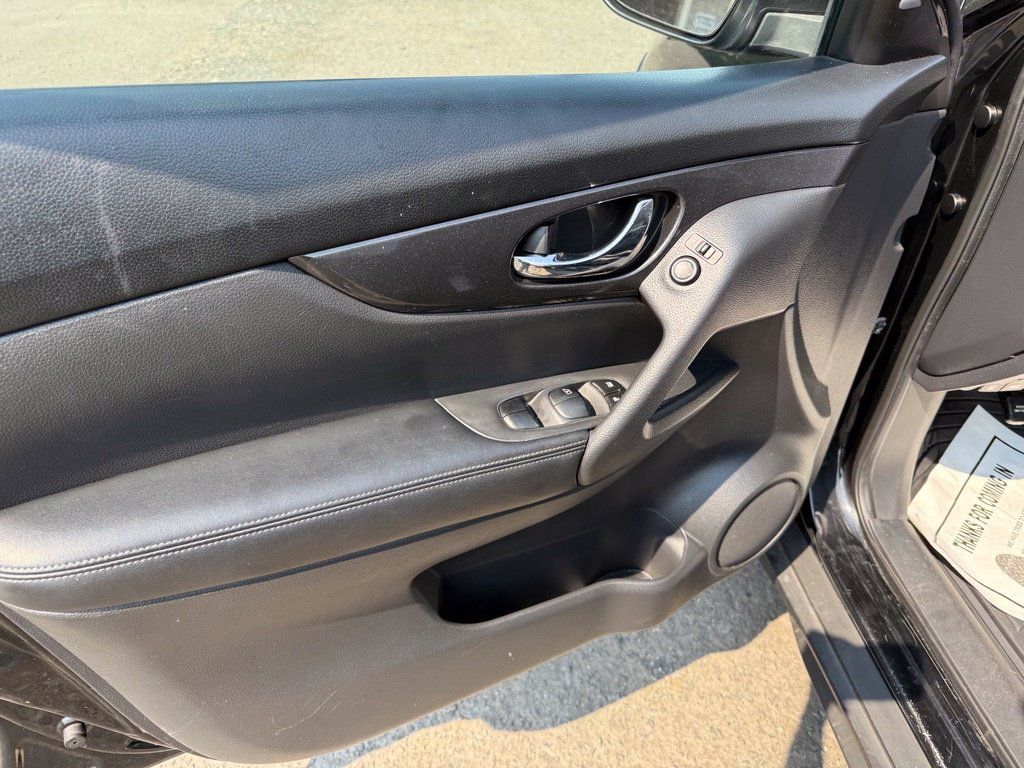 Used 2017 Nissan Rogue SV w/ SV Premium Package FWD image 18