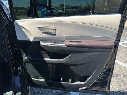 Used 2024 Toyota Sienna Platinum AWD/4WD image 10