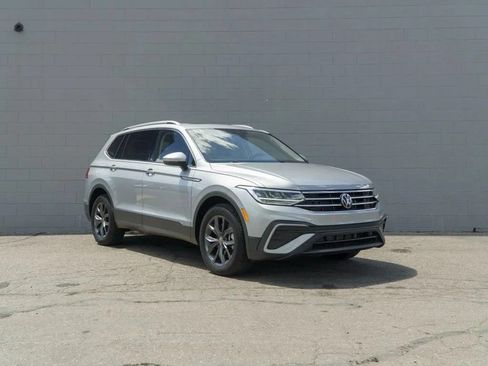 Used 2023 Volkswagen Tiguan SE w/ Panoramic Sunroof Package AWD/4WD image 9