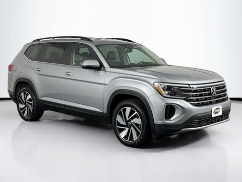 Used 2024 Volkswagen Atlas SE image 2