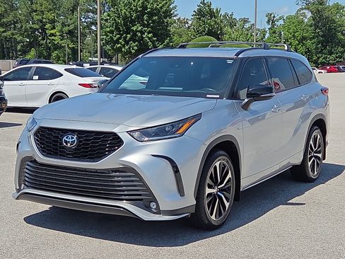 Used 2021 Toyota Highlander XSE FWD image 2