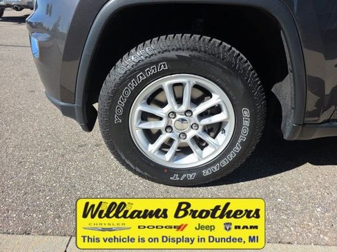 Used 2020 Jeep Grand Cherokee Laredo image 11