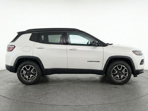 Used 2025 Jeep Compass Trailhawk image 11