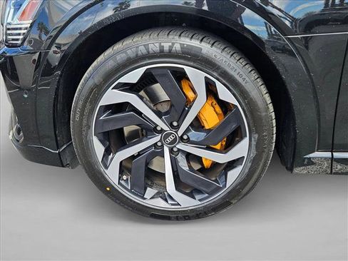 Used 2023 Audi e-tron Premium Plus w/ Premium Plus Package AWD/4WD image 23