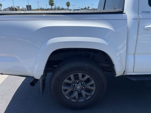 Used 2022 Toyota Tacoma SR5 w/ Technology Package image 9