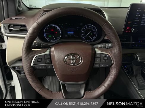 Used 2024 Toyota Sienna Platinum FWD image 22
