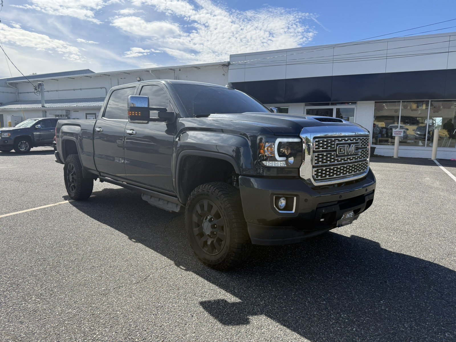 Used 2018 GMC Sierra 2500 Denali w/ Duramax Plus Package AWD/4WD image 1