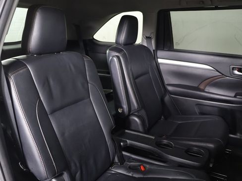 Used 2017 Toyota Highlander XLE w/ Carpet Mat Package AWD/4WD image 32