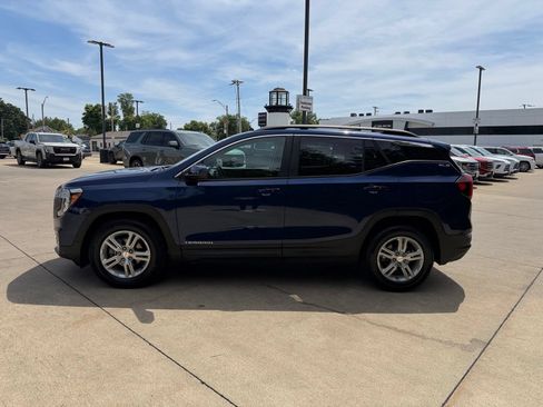 Used 2023 GMC Terrain SLE w/ Driver Convenience Package FWD image 8