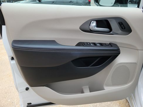 Used 2024 Chrysler Pacifica Touring-L FWD image 6