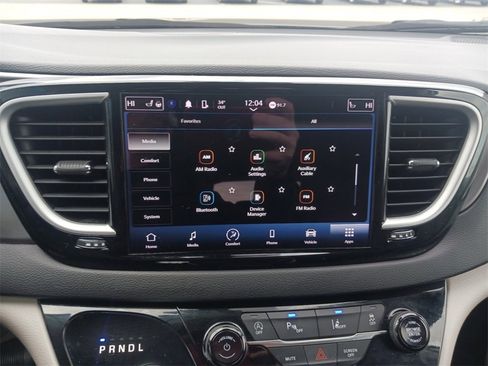 Used 2024 Chrysler Pacifica Touring-L image 20