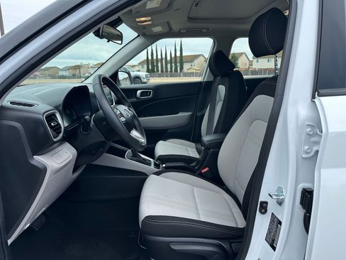 Used 2025 Hyundai Venue SEL image 27