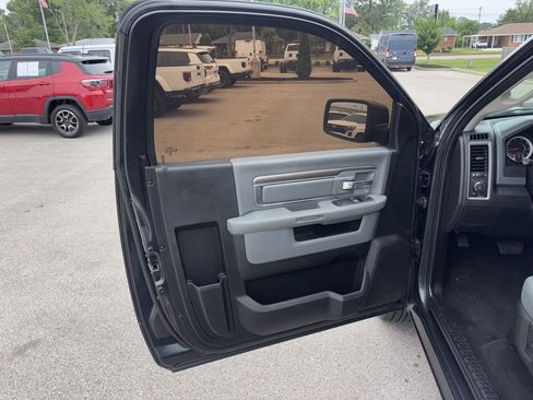 Used 2017 RAM 1500 Express RWD image 21
