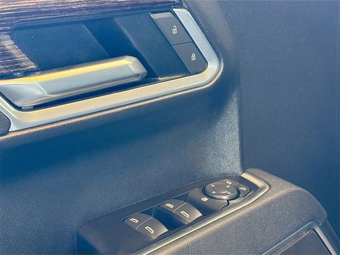 Used 2025 GMC Sierra 1500 Elevation image 18
