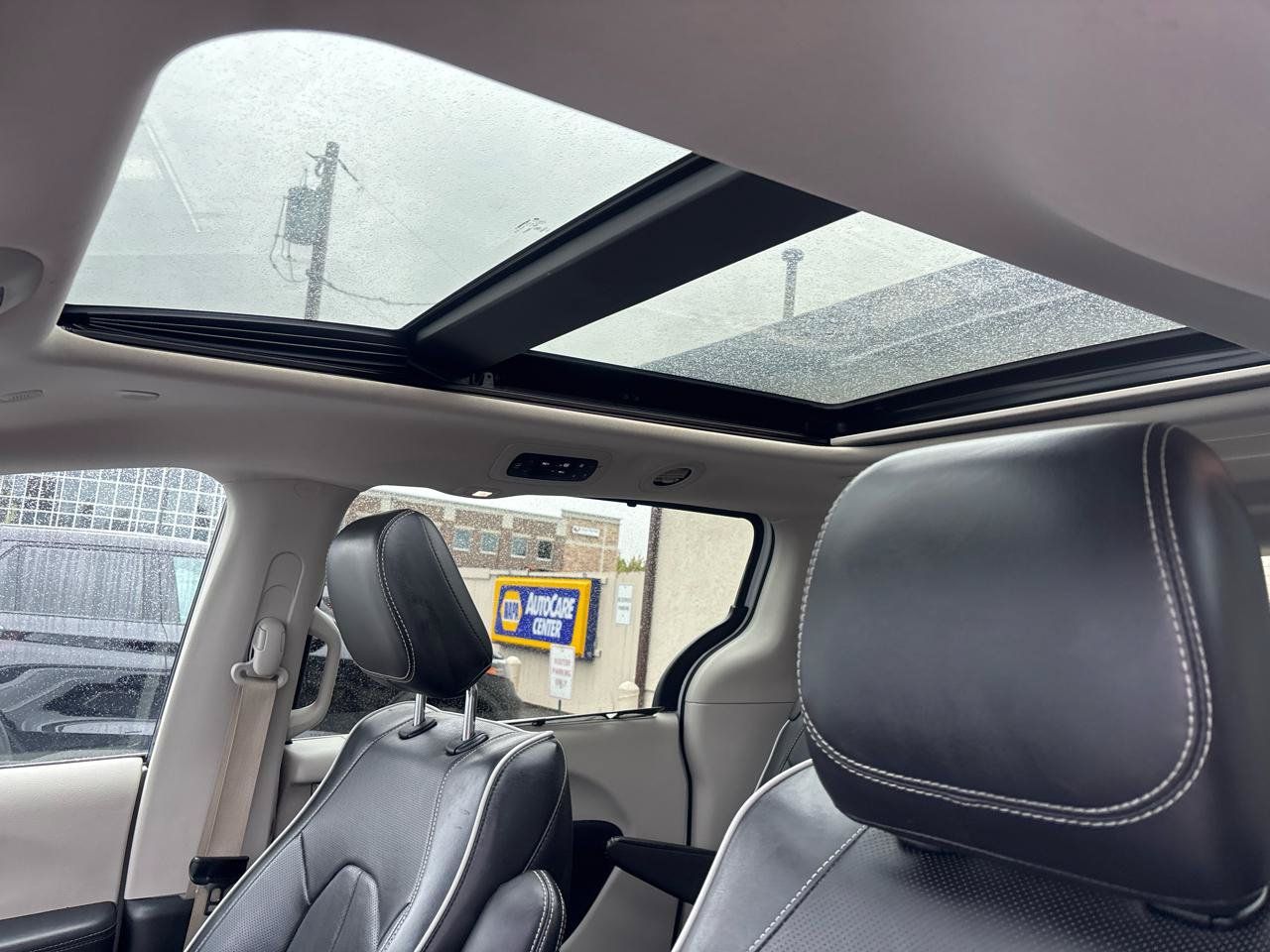 Used 2023 Chrysler Pacifica Limited FWD image 34