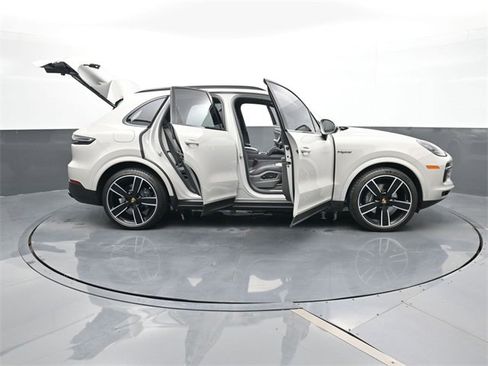 Used 2022 Porsche Cayenne Platinum Edition image 33