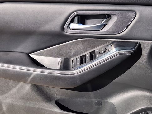 Used 2024 Nissan Rogue SV image 22