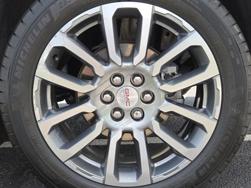 Used 2023 GMC Acadia Denali w/ Denali Technology Package FWD image 17