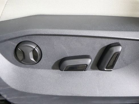 Used 2024 Volkswagen Tiguan SE image 34