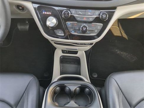 Certified 2024 Chrysler Pacifica Touring-L image 23