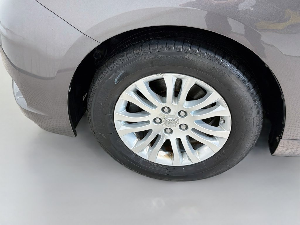 Used 2014 Toyota Sienna XLE FWD image 28