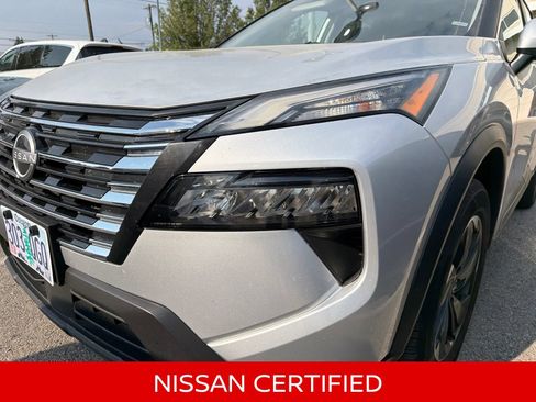 Used 2025 Nissan Rogue SV AWD/4WD image 2