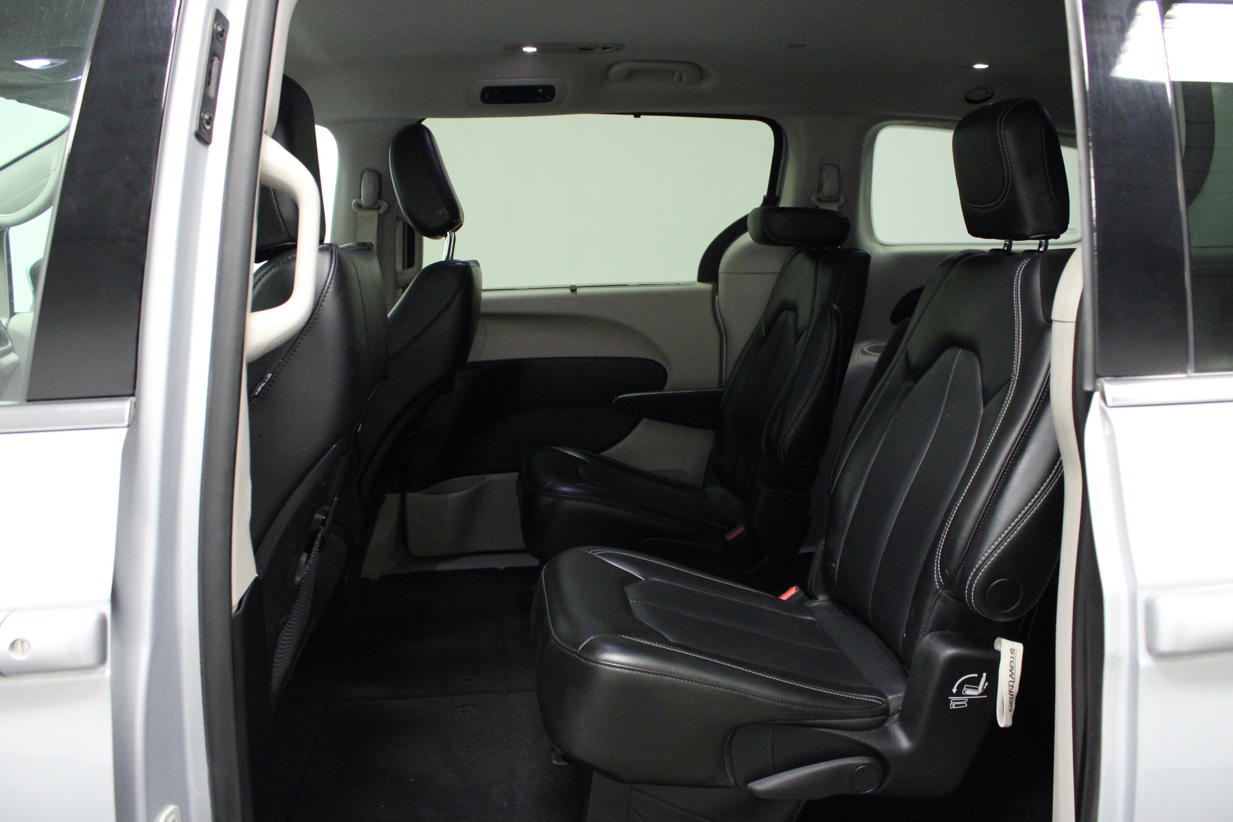 Used 2023 Chrysler Pacifica Touring-L FWD image 13