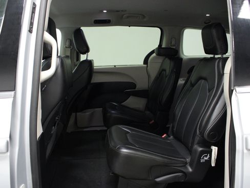 Used 2023 Chrysler Pacifica Touring-L FWD image 13