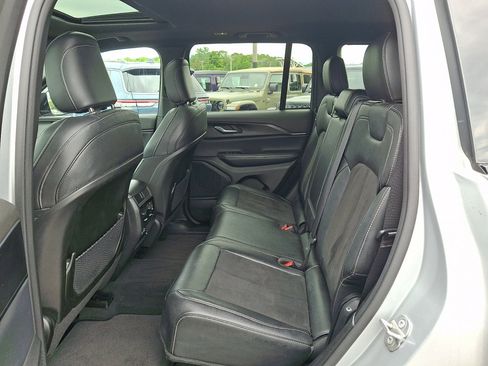 Used 2023 Jeep Grand Cherokee Altitude AWD/4WD image 20