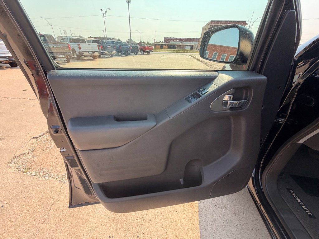 Used 2018 Nissan Frontier SV AWD/4WD image 14