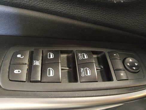 Used 2020 Jeep Cherokee Latitude Plus w/ Comfort/Convenience Group FWD image 27